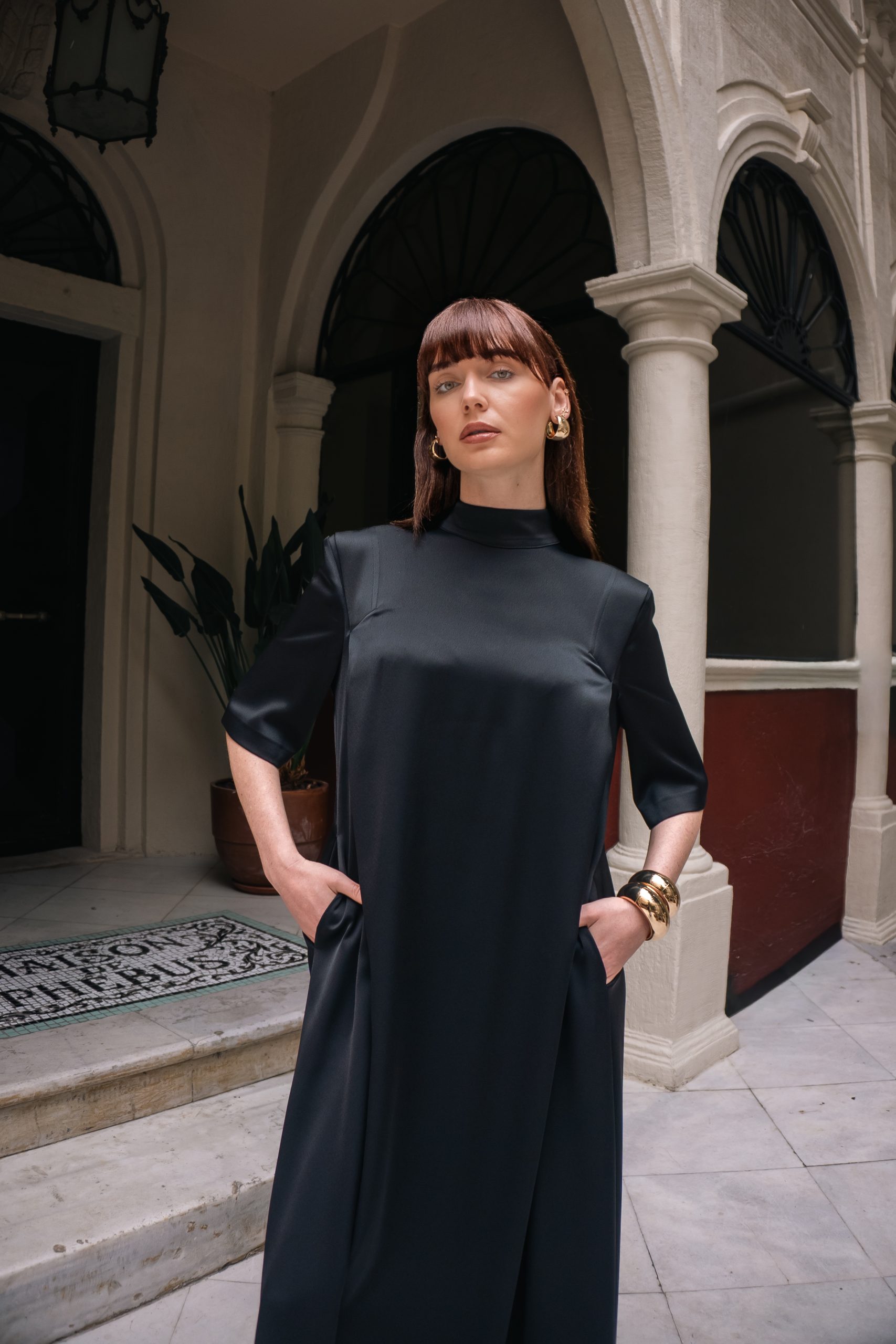 Angelica Elbise | Yüksek Yaka, Dökümlü Saten Uzun Elbise